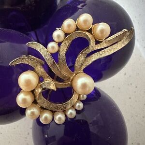 RARE DFA DuBarry Fifth Avenue Ribbon/Bow Brooch